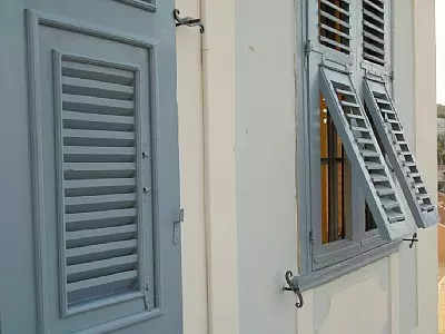 Fensterladen (Klappladen, Schlagladen, Faltladen, Schiebeladen)
